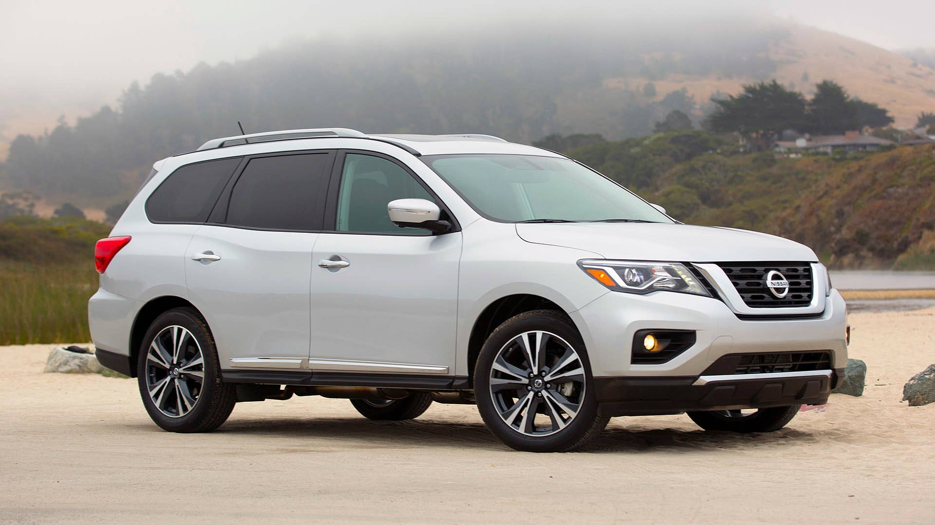 2017 Nissan Pathfinder front 3/4 view