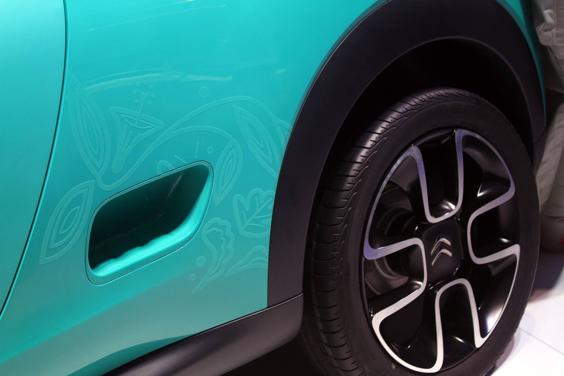 The Citroen Cactus M Concept at the 2015 Frankfurt Motor Show, foothold on the rear quarter-panel.