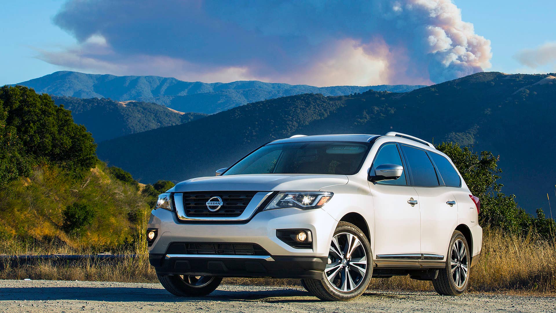 2017 Nissan Pathfinder front 3/4 view