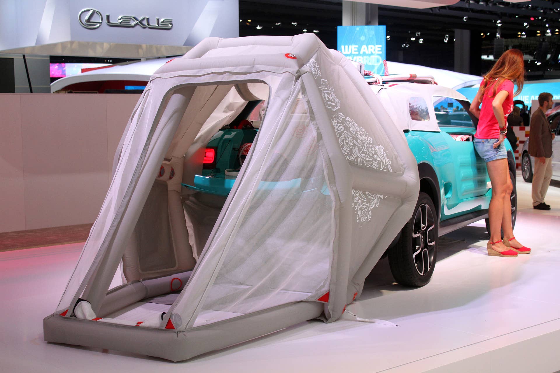 The Citroen Cactus M Concept at the 2015 Frankfurt Motor Show, rear three-quarter view with extended tent.