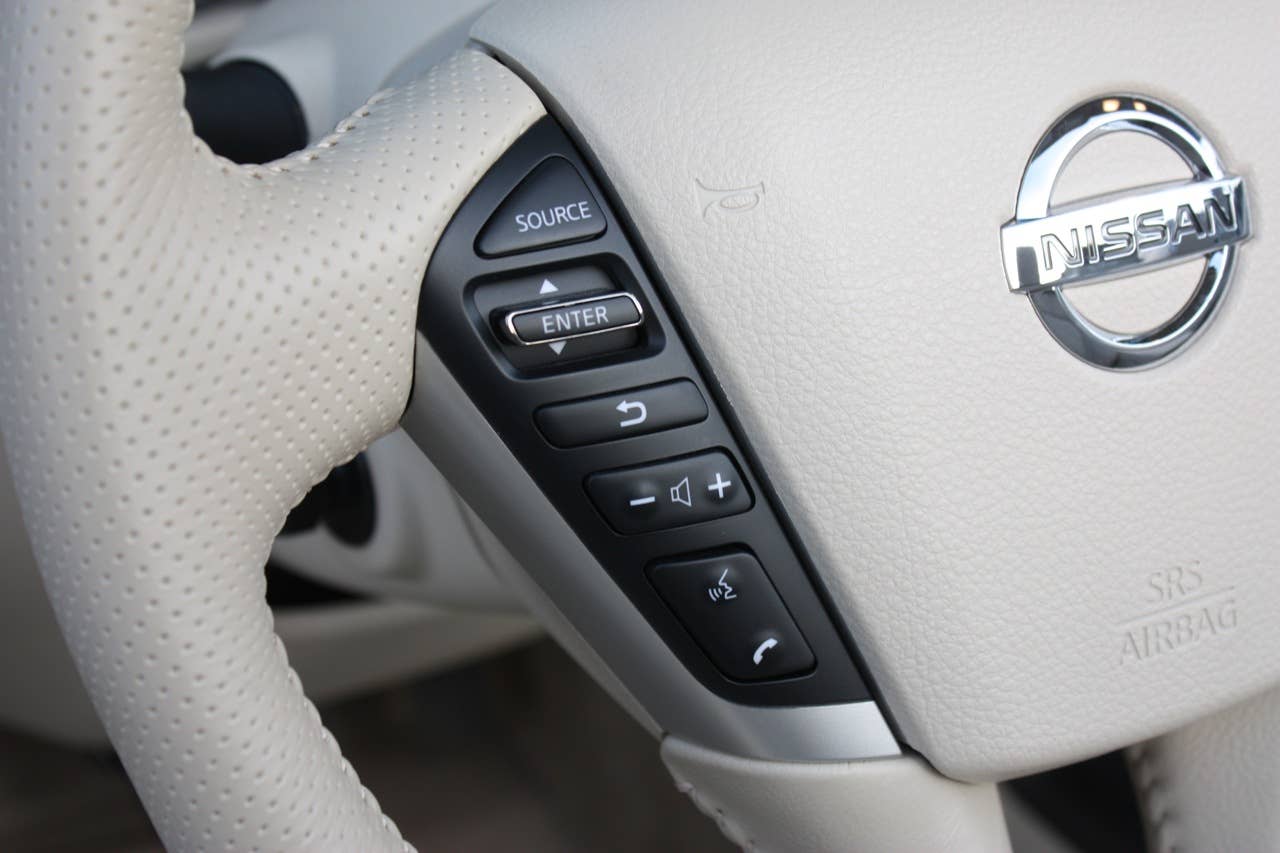 2011 Nissan Murano CrossCabriolet steering wheel controls