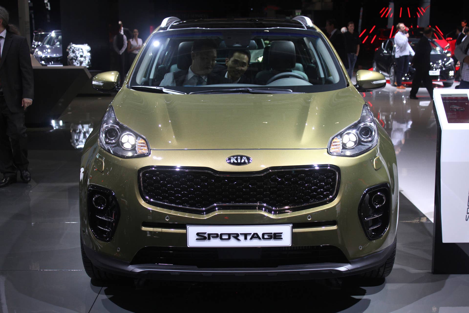 The 2016 Kia Sportage, revealed at the 2015 Frankfurt Motor Show, front view.