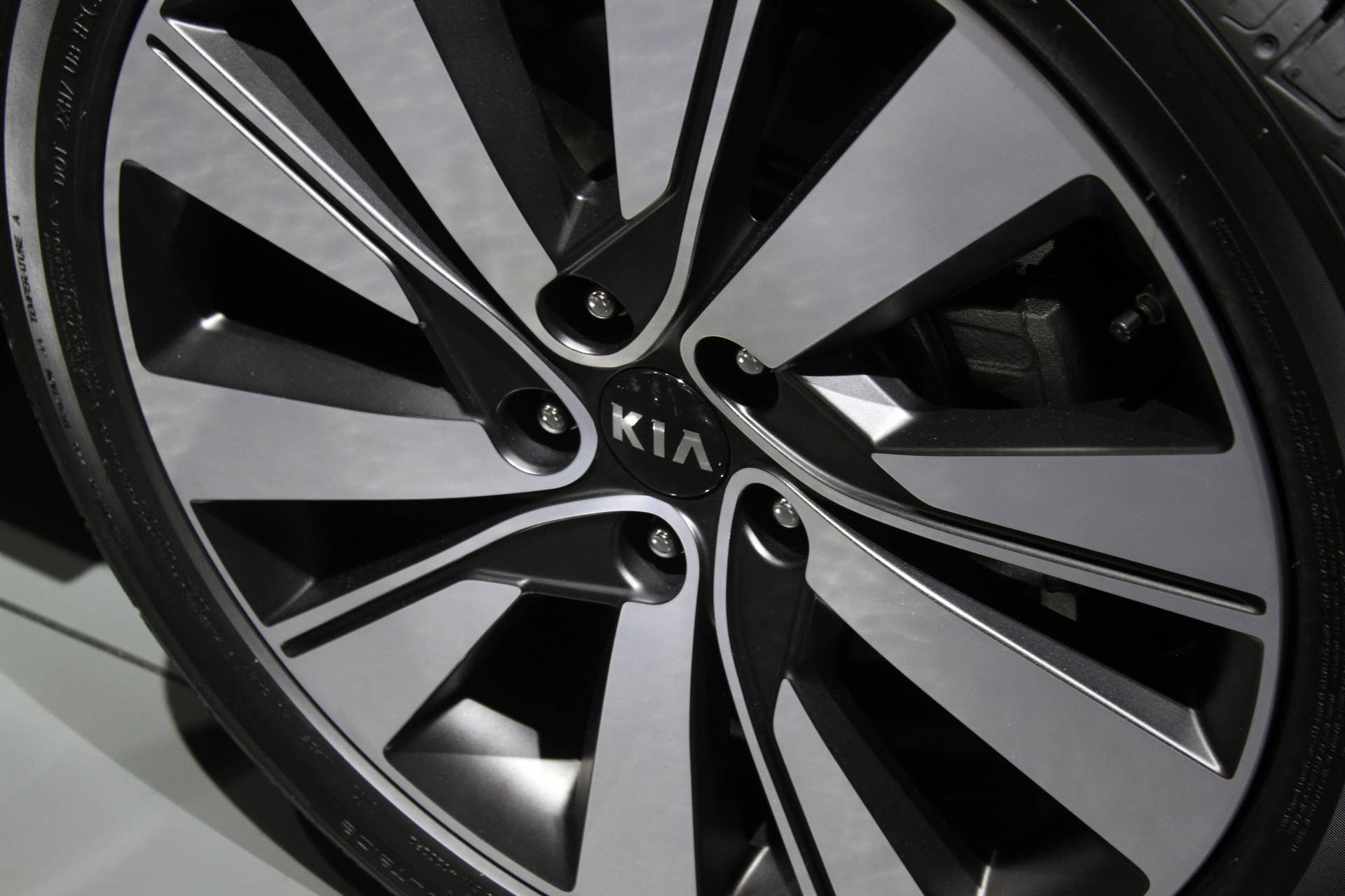 The 2016 Kia Sportage, revealed at the 2015 Frankfurt Motor Show, wheel detail.