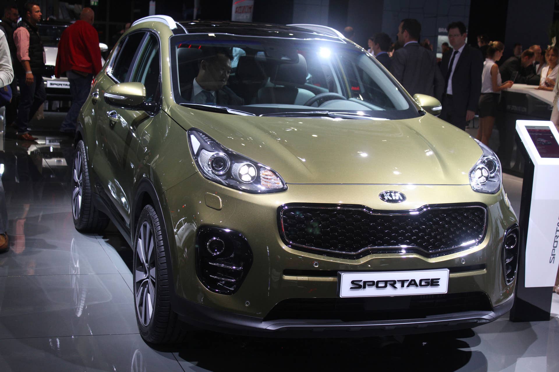 The 2016 Kia Sportage, revealed at the 2015 Frankfurt Motor Show, close front three-quarter view.