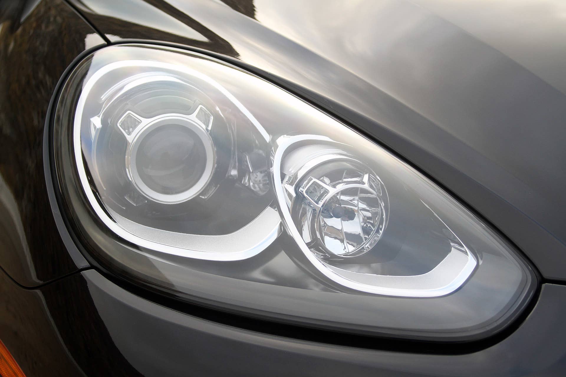 2015 Porsche Cayenne S headlight