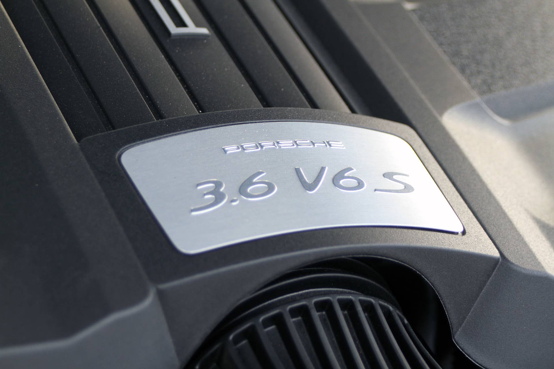 2015 Porsche Cayenne S engine detail