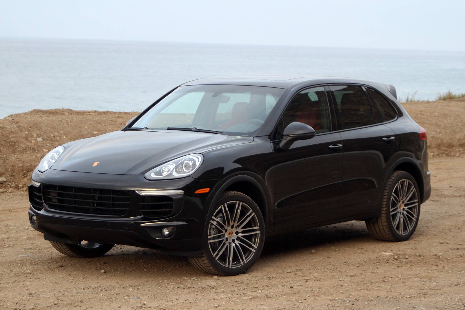 2015 Porsche Cayenne S front 3/4 view