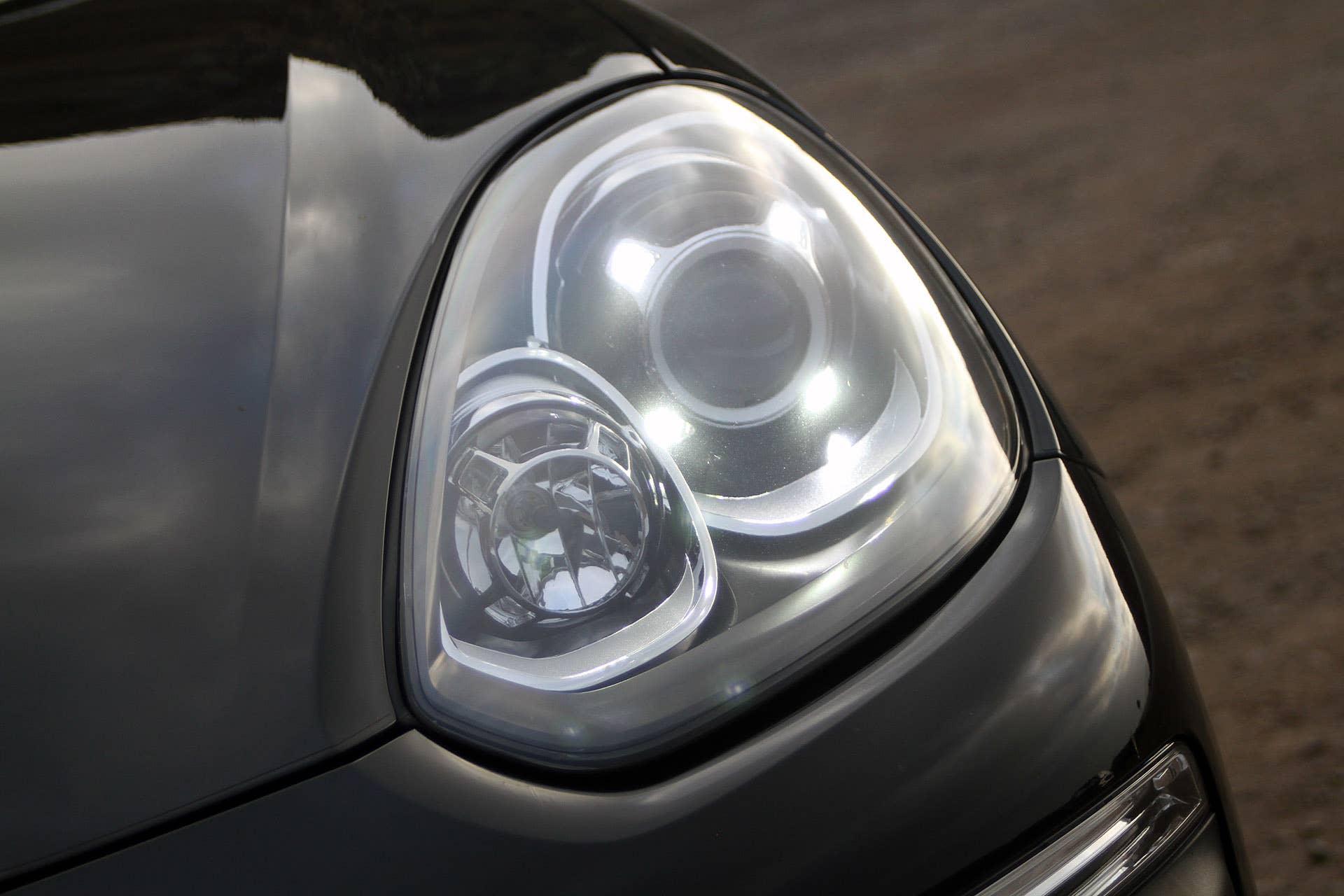 2015 Porsche Cayenne S headlight