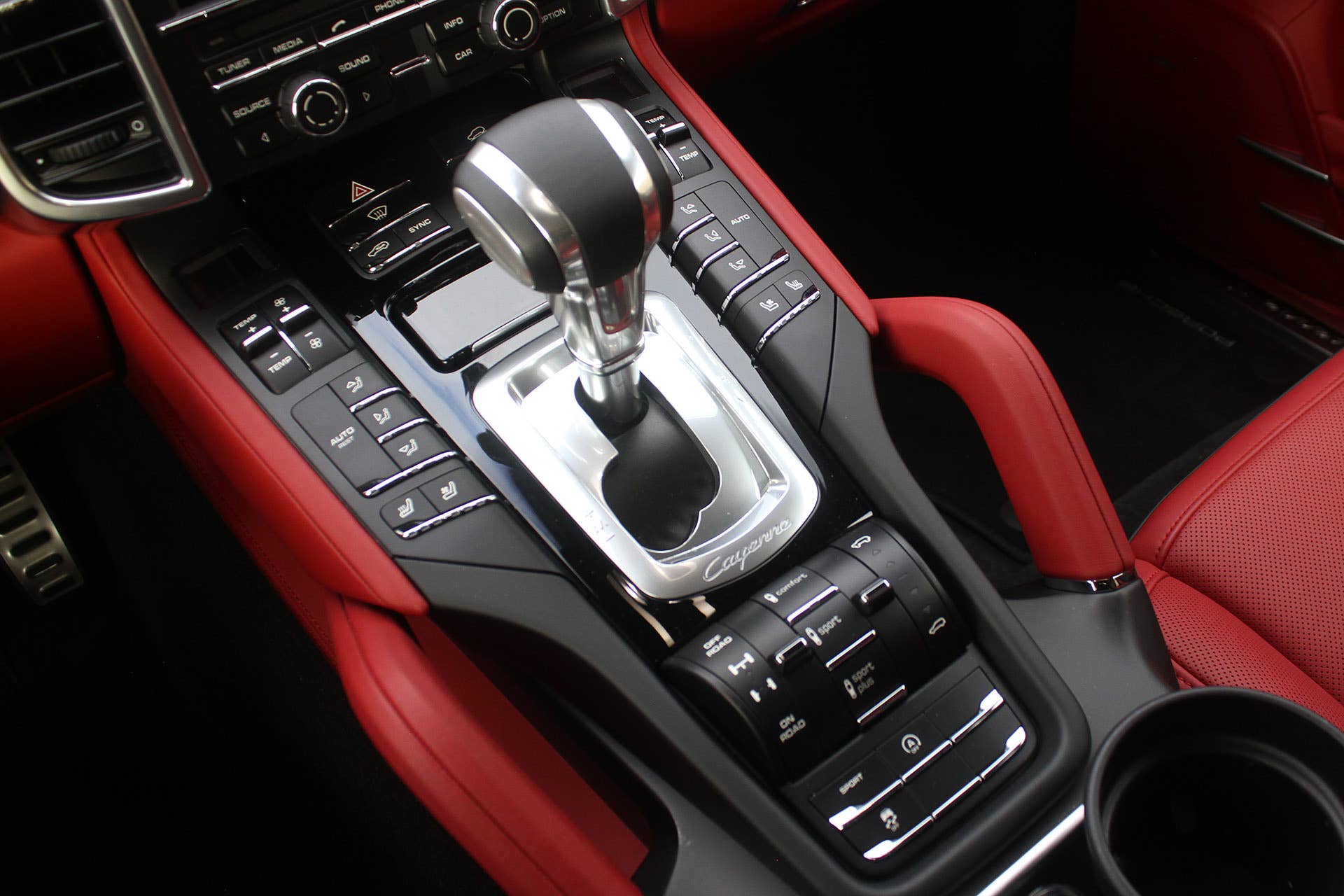 2015 Porsche Cayenne S center console