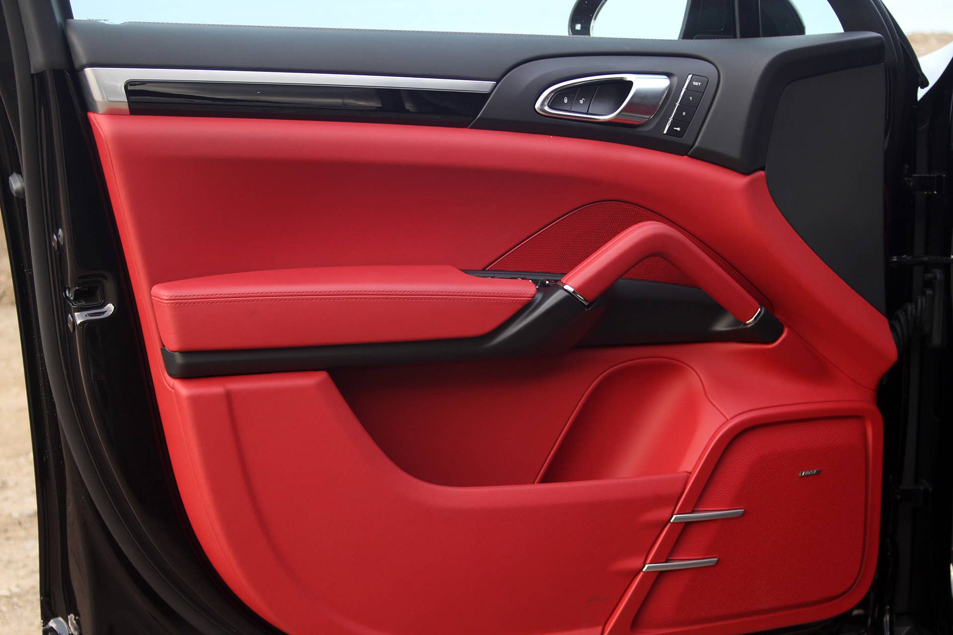 2015 Porsche Cayenne S door