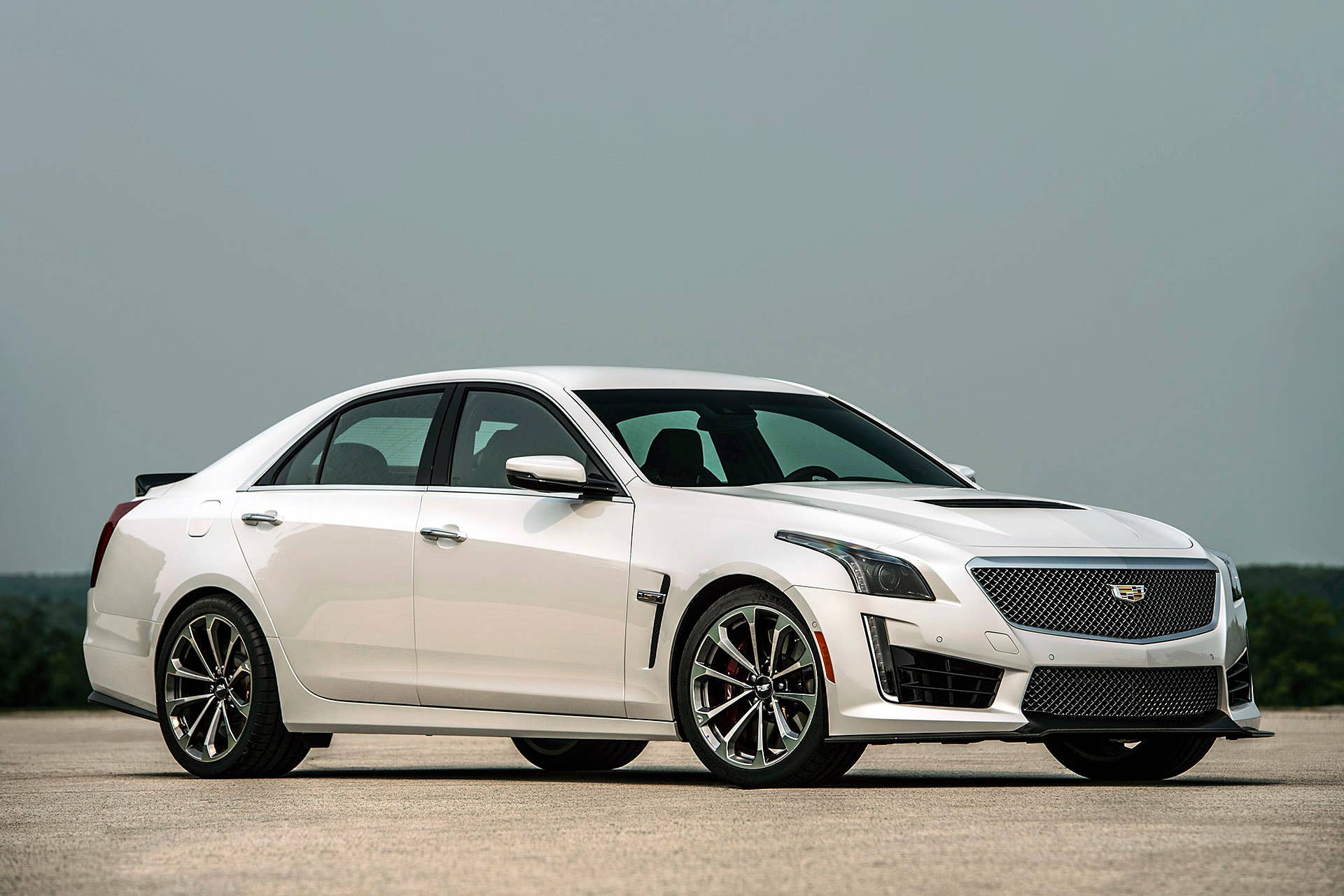 2016 Cadillac CTS-V front 3/4 view