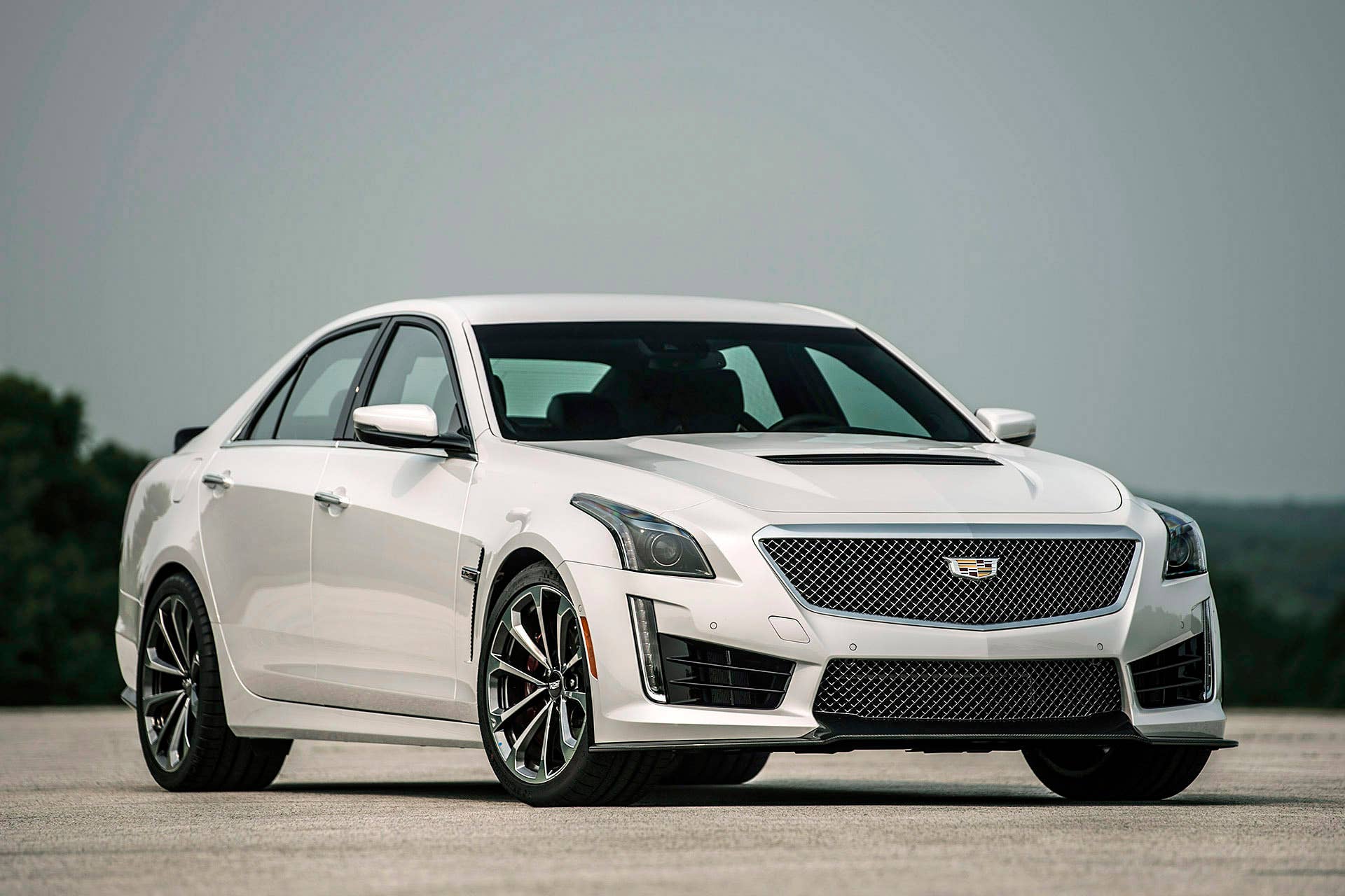 2016 Cadillac CTS-V front 3/4 view