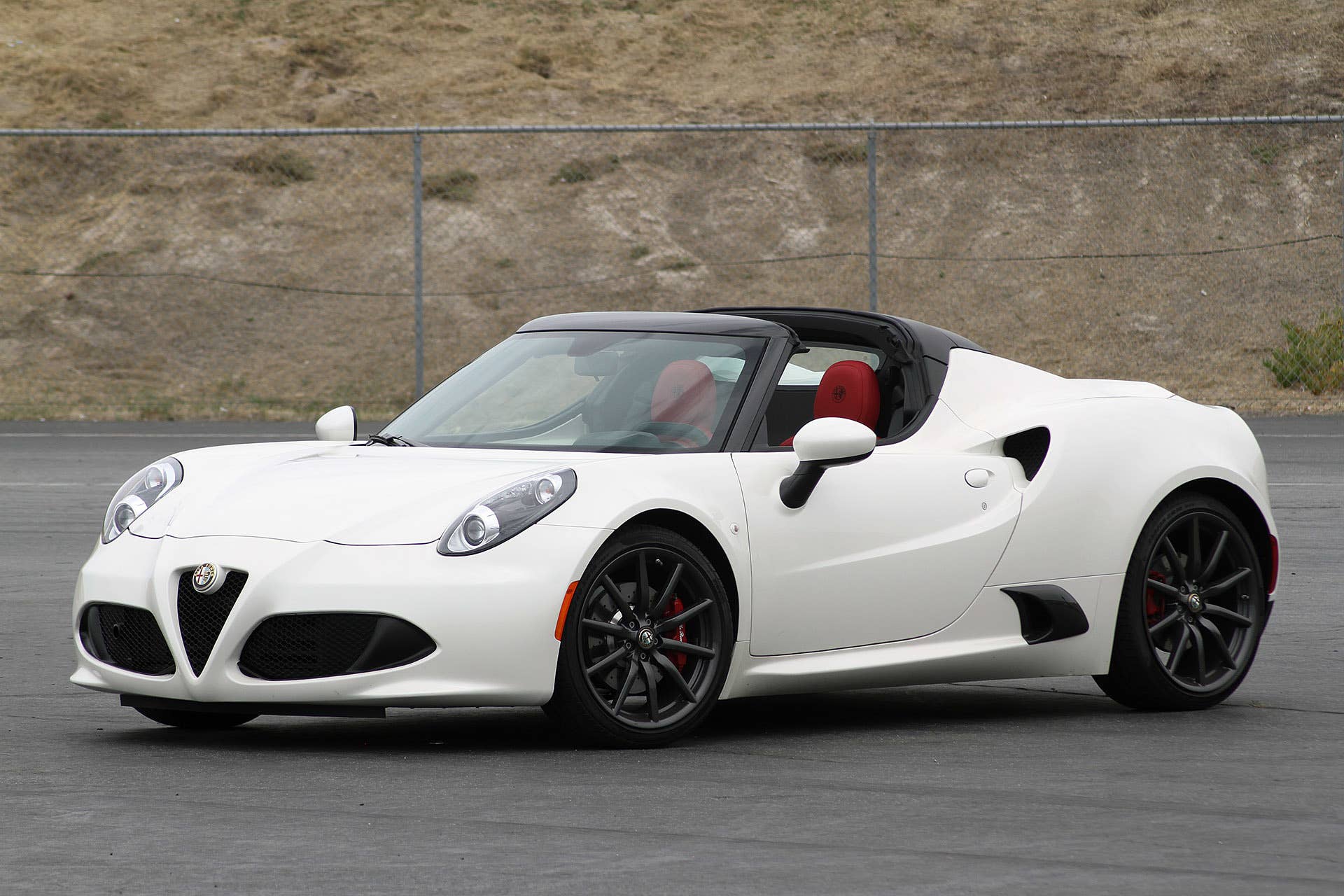 2015 Alfa Romeo 4C  Spider front 3/4 view