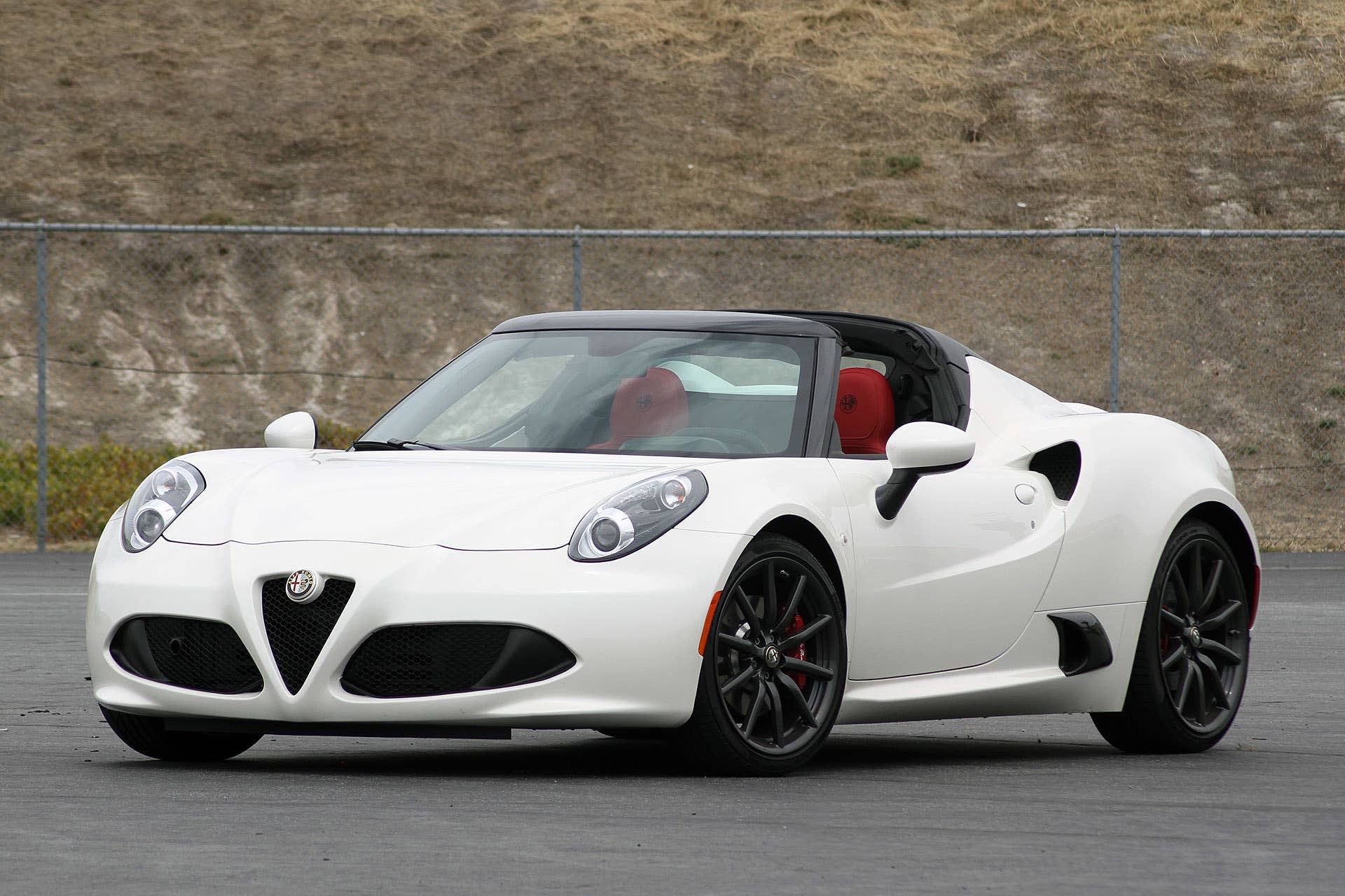 2015 Alfa Romeo 4C Spider front 3/4 view