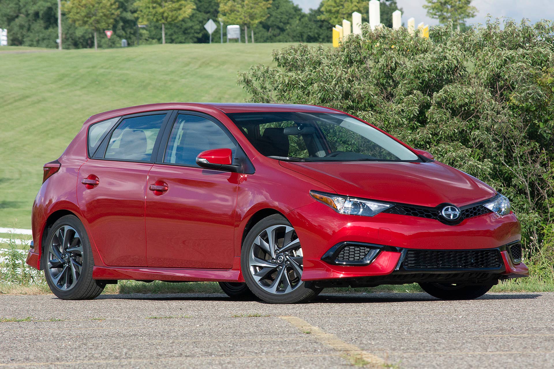 2016 Scion iM front 3/4 view