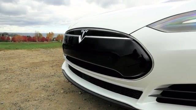 Autoblog Beauty-Roll, nothing but high-def video of the cars you’re looking for. Today featuring the 2016 Tesla Model S P90D. Set your resolution to max, kick it into full-screen, turn up the sound, and enjoy today’s subject the 2016 Tesla Model S P90D.