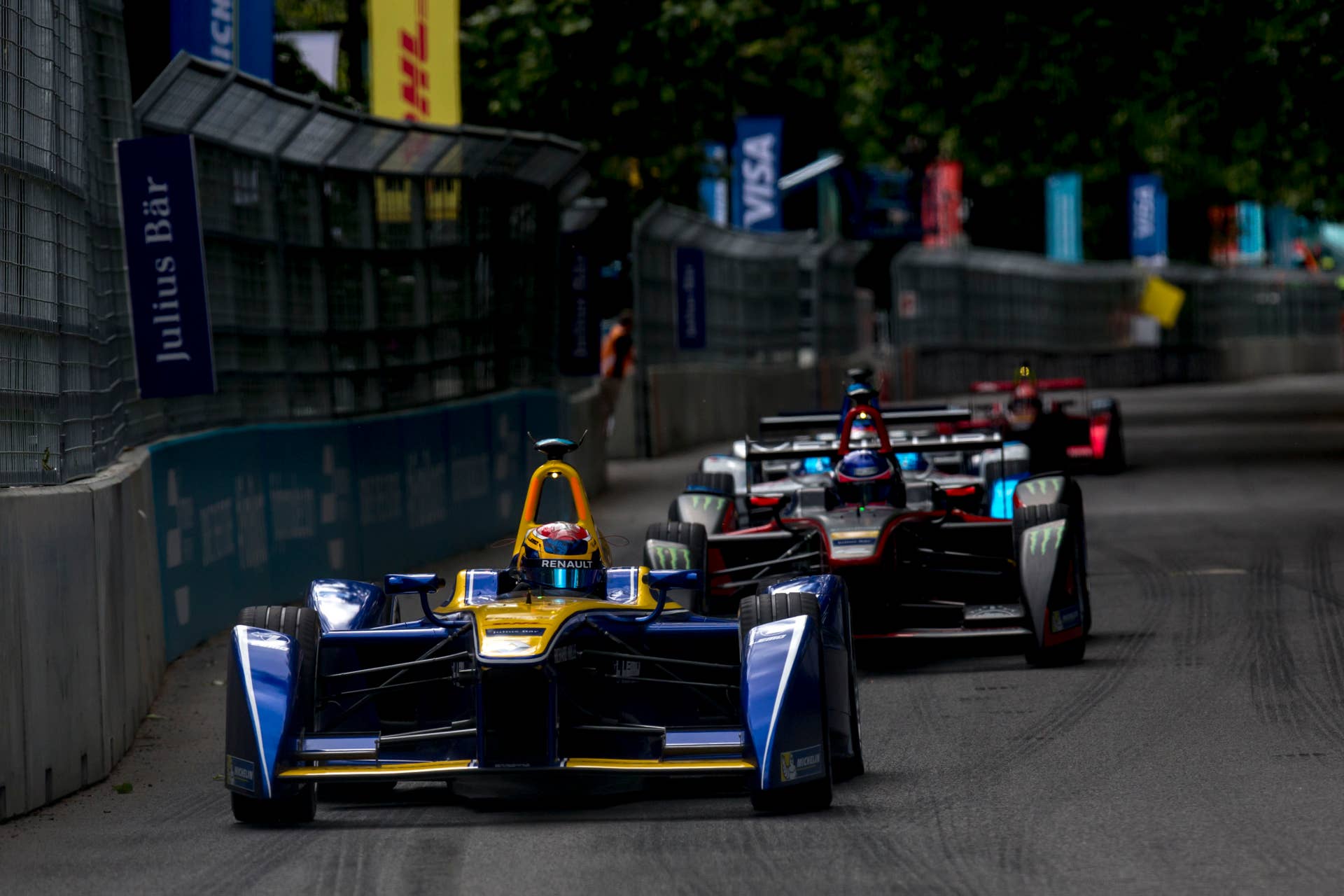 2015/2016 FIA Formula E Championship. London ePrix, Battersea Park, London, United Kingdom. Sunday 3 July 2016. Sebastien Buemi (SUI), Renault e.Dams Z.E.15, with a missing rear wing. Photo: Zak Mauger/LAT/Formula E ref: Digital Image _79P2322