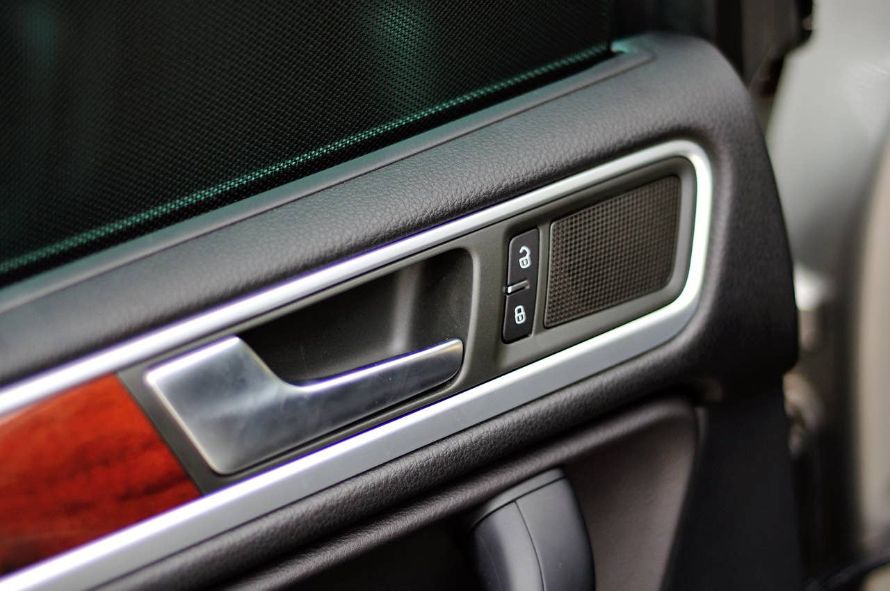 2012 Volkswagen Touareg Hybrid door trim