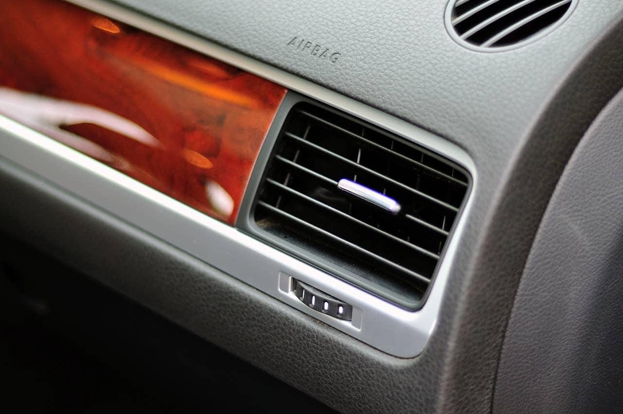 2012 Volkswagen Touareg Hybrid dash vent