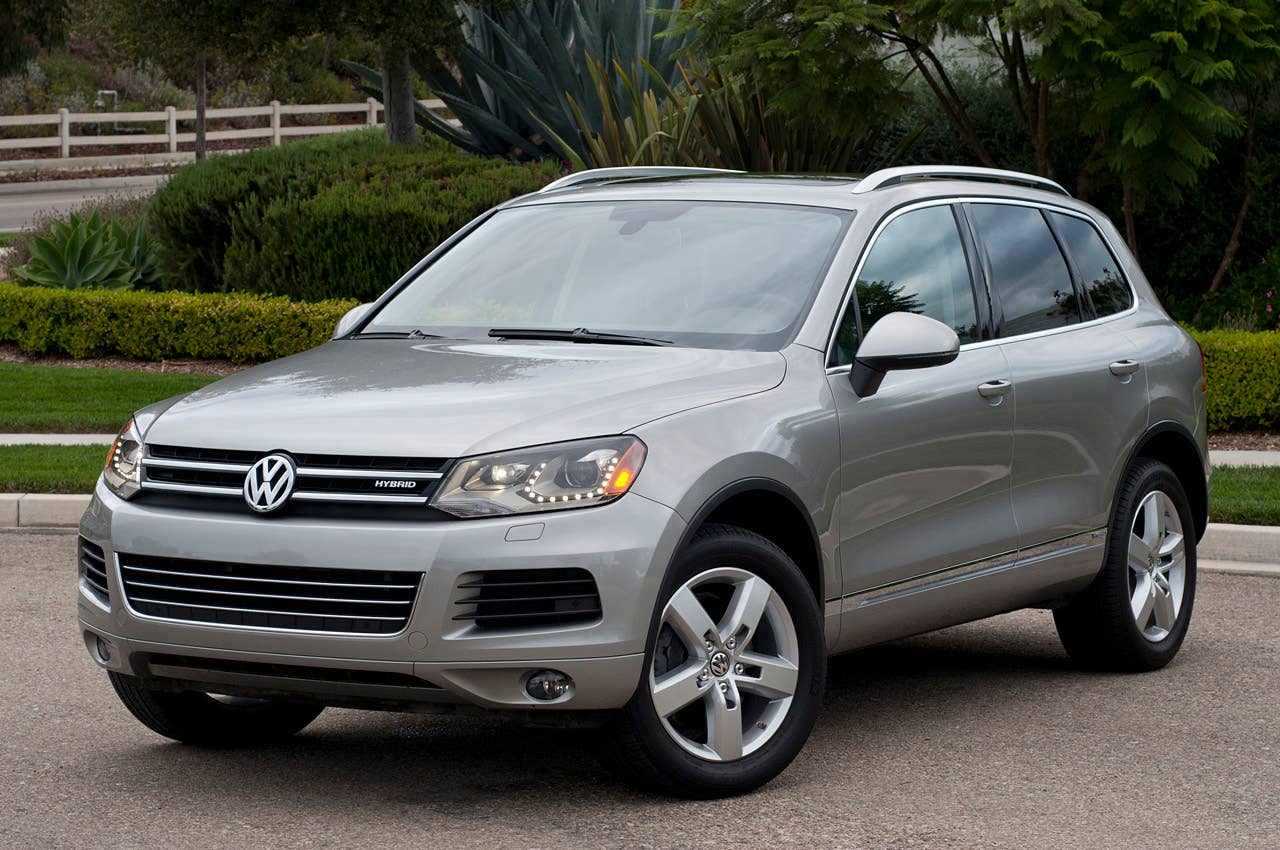 2012 Volkswagen Touareg Hybrid front 3/4 view
