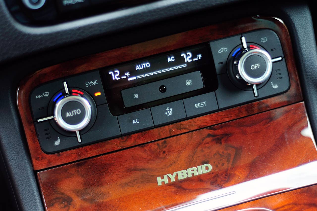 2012 Volkswagen Touareg Hybrid climate controls