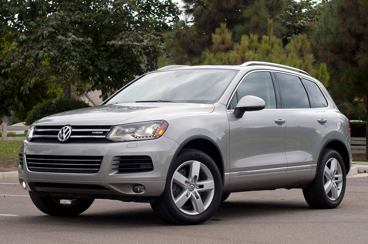 2012 Volkswagen Touareg Hybrid front 3/4 view