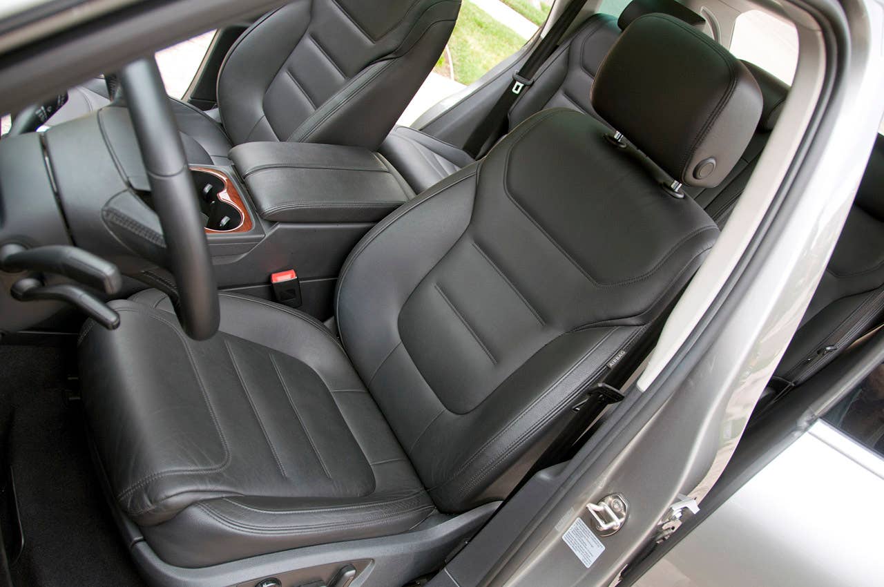 2012 Volkswagen Touareg Hybrid front seats