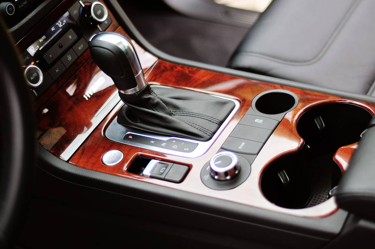 2012 Volkswagen Touareg Hybrid center console