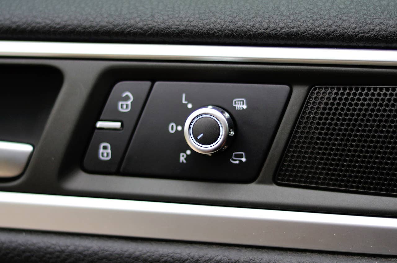 2012 Volkswagen Touareg Hybrid side mirror controls