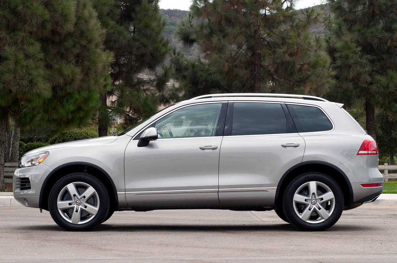2012 Volkswagen Touareg Hybrid side view
