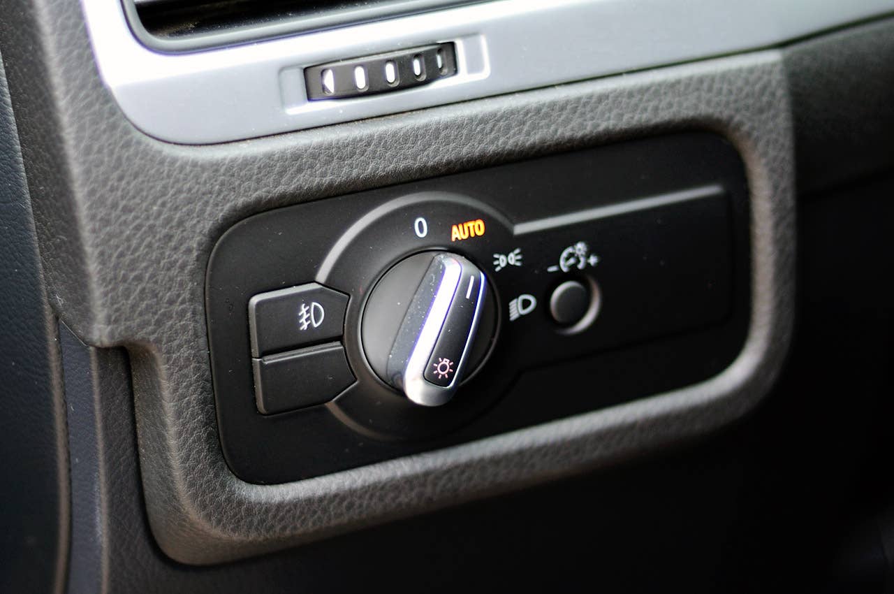2012 Volkswagen Touareg Hybrid headlight controls