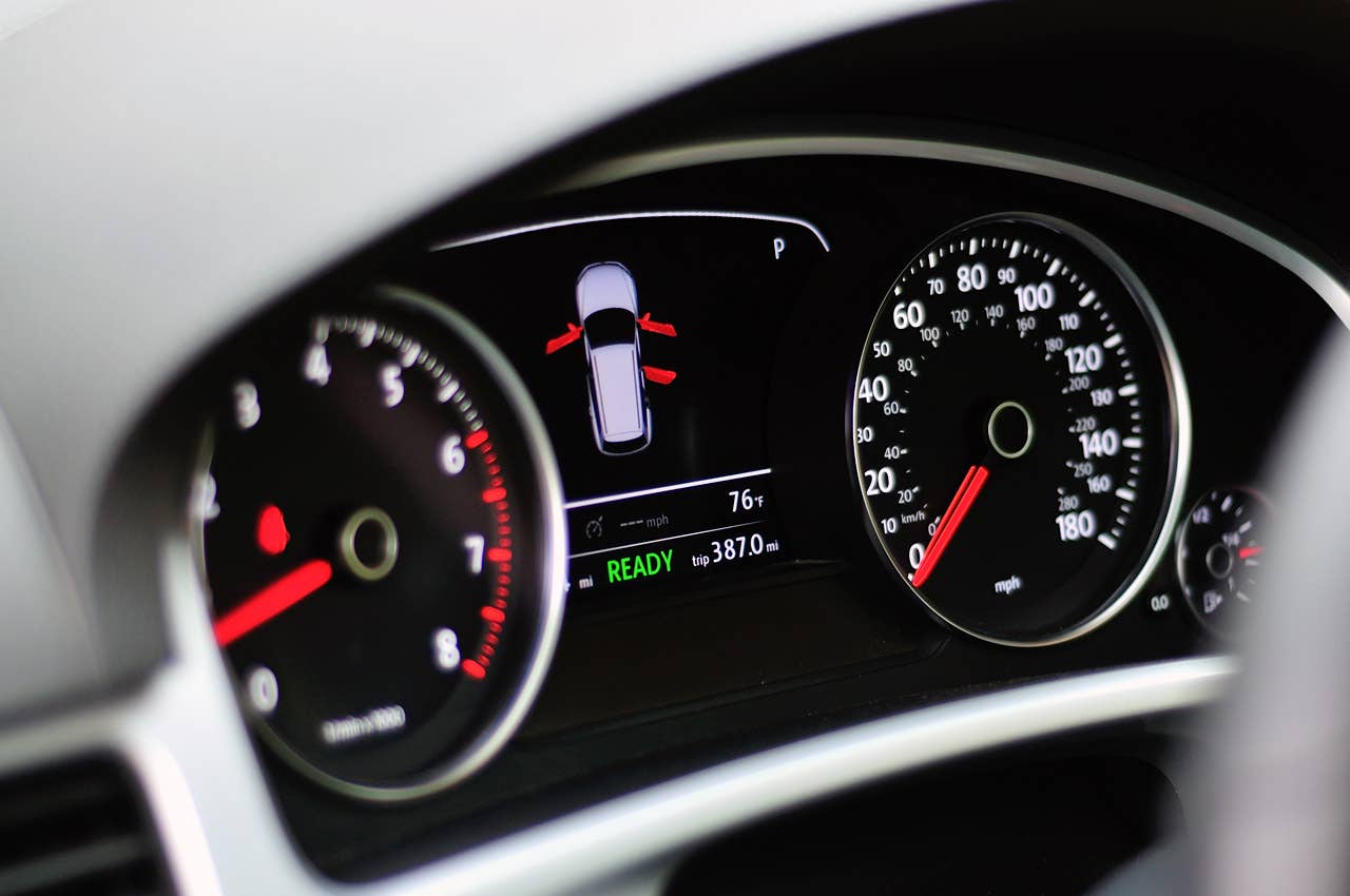 2012 Volkswagen Touareg Hybrid gauges