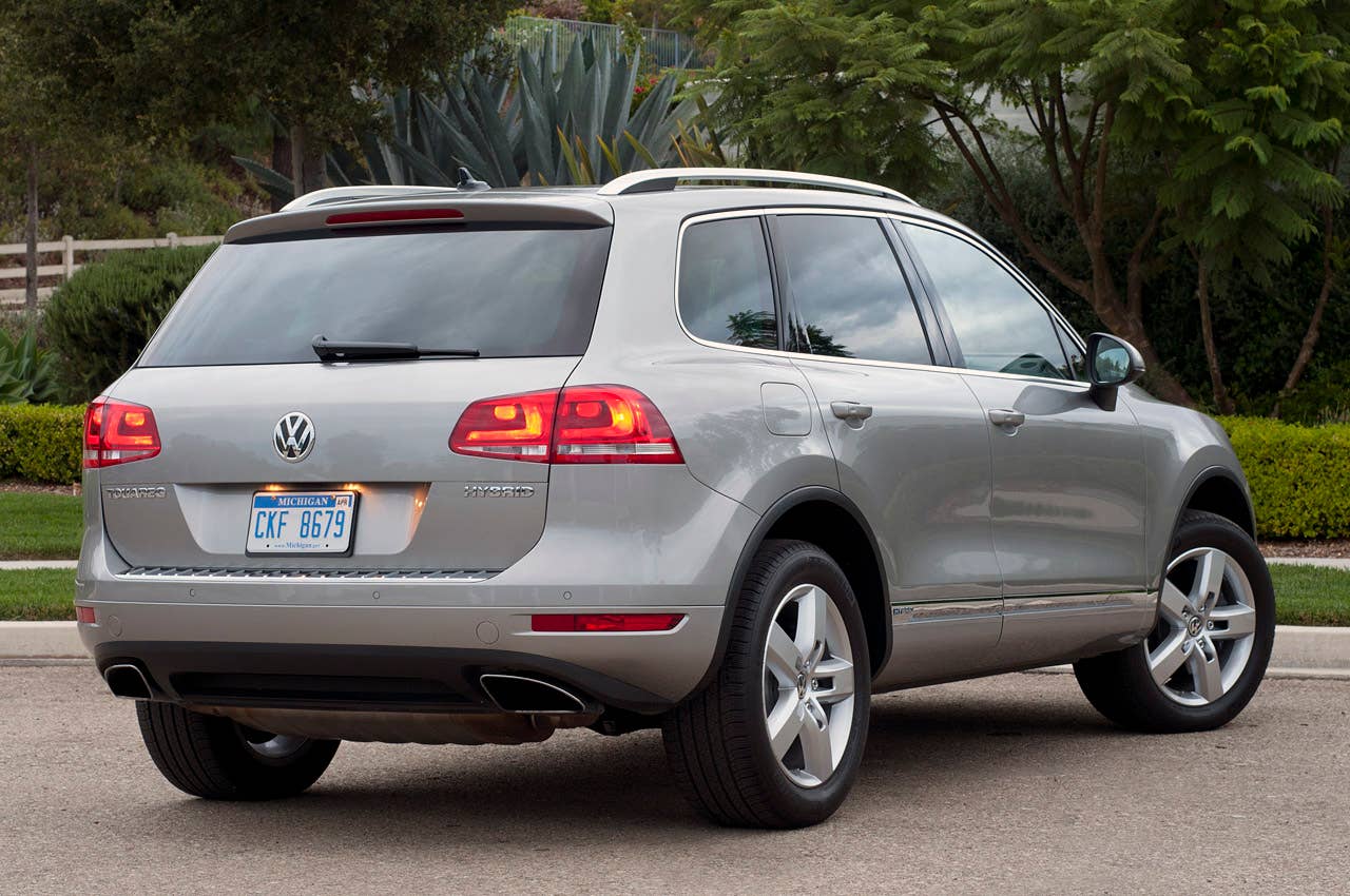 2012 Volkswagen Touareg Hybrid rear 3/4 view