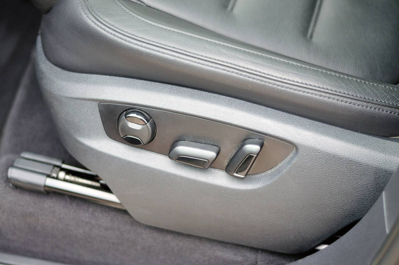 2012 Volkswagen Touareg Hybrid seat controls