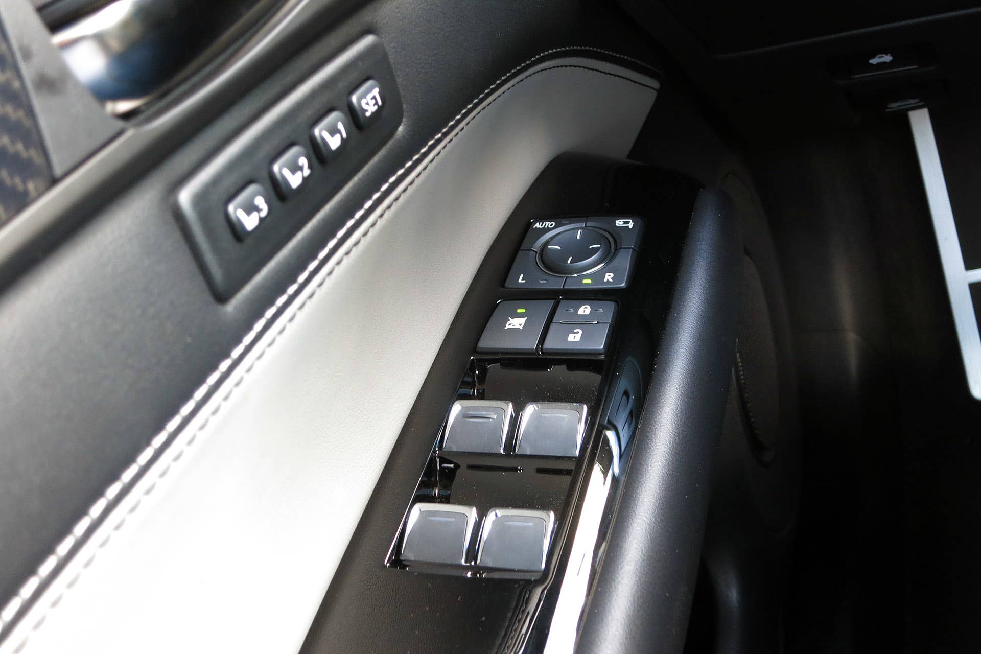 2016 Lexus GS F door controls