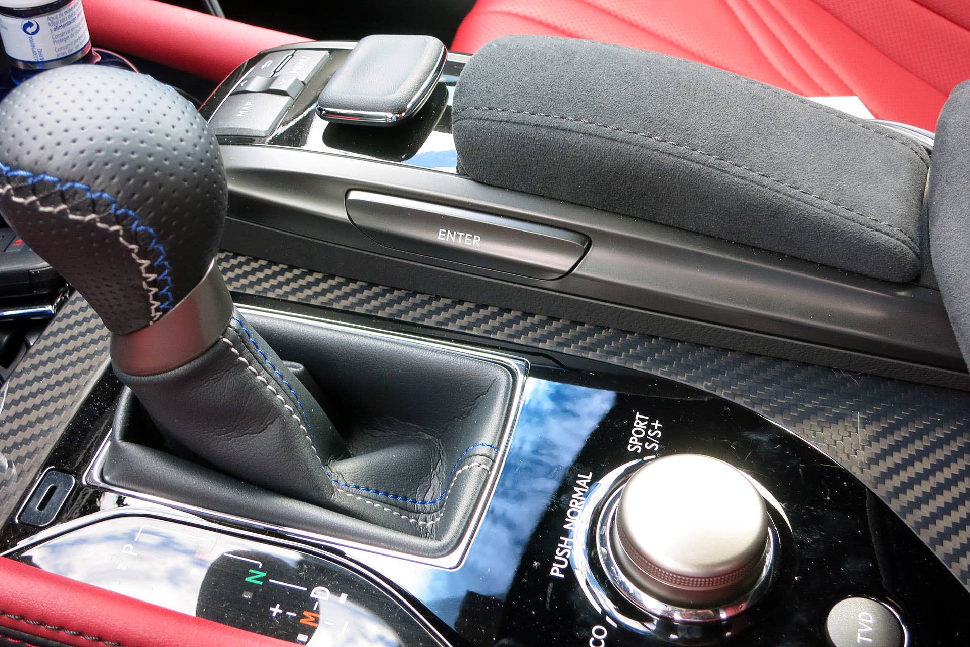 2016 Lexus GS F center console