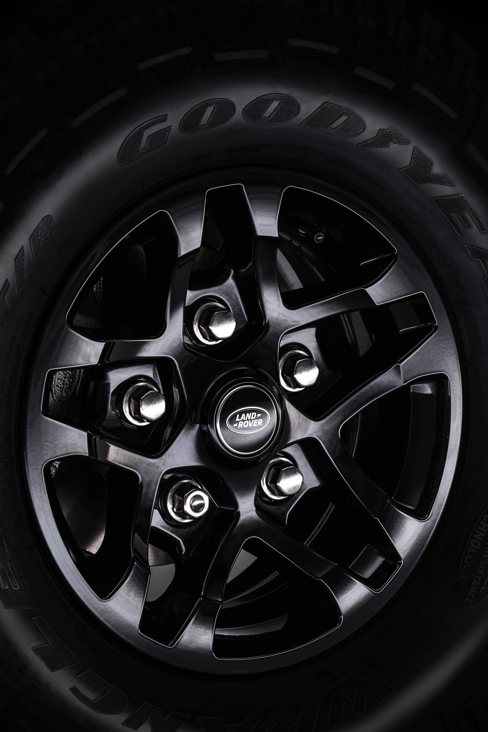 Land Rover Defender 2,000,000 wheel alloy