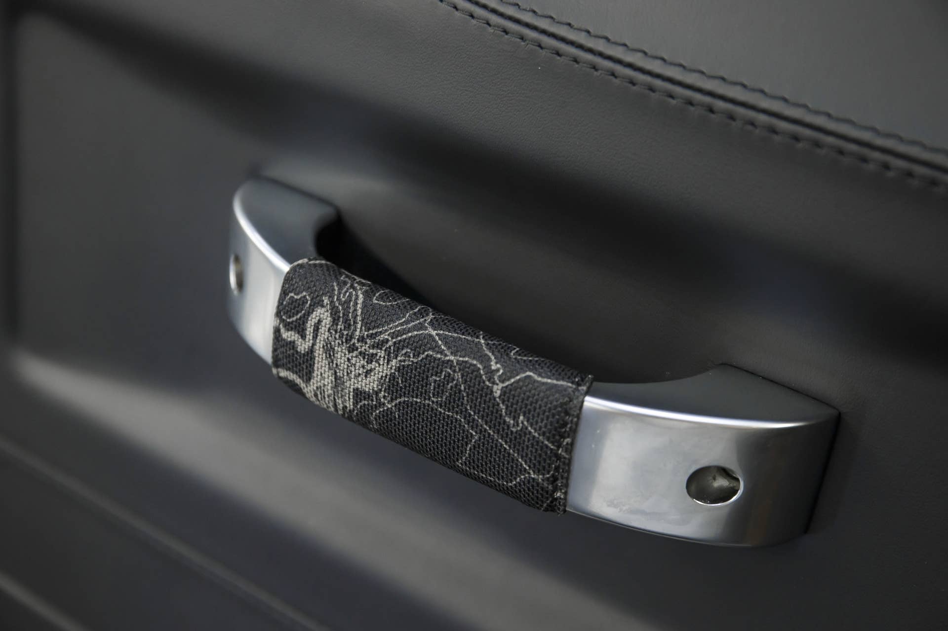 Land Rover Defender 2,000,000 inside door handle