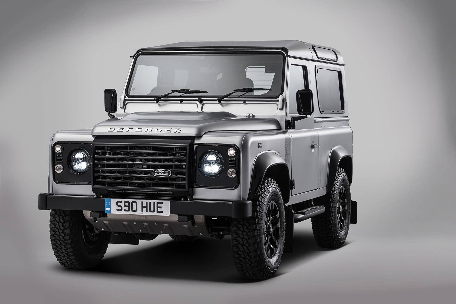 Land Rover Defender 2,000,000 front 3/4