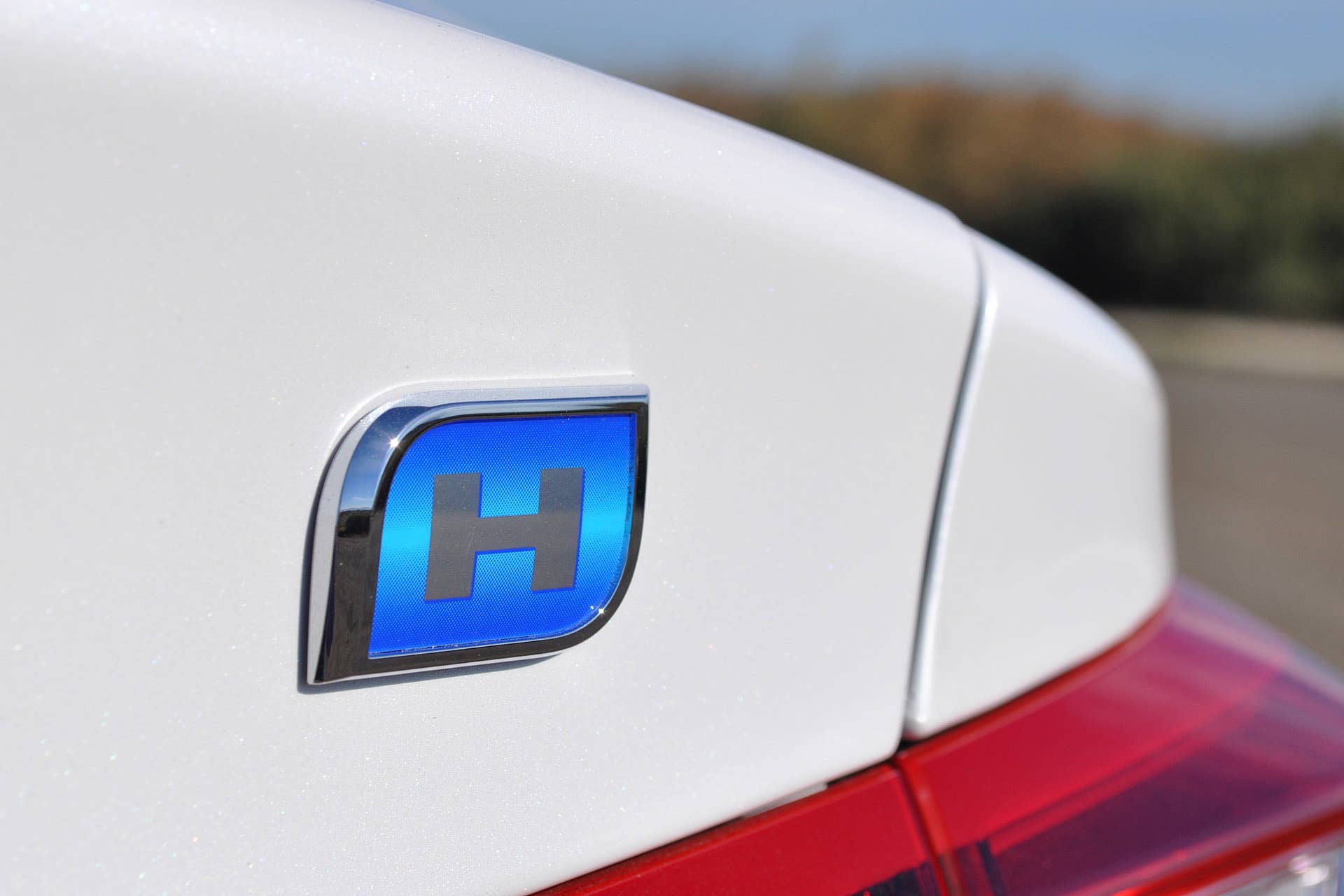 2016 Chevrolet Malibu Hybrid badge
