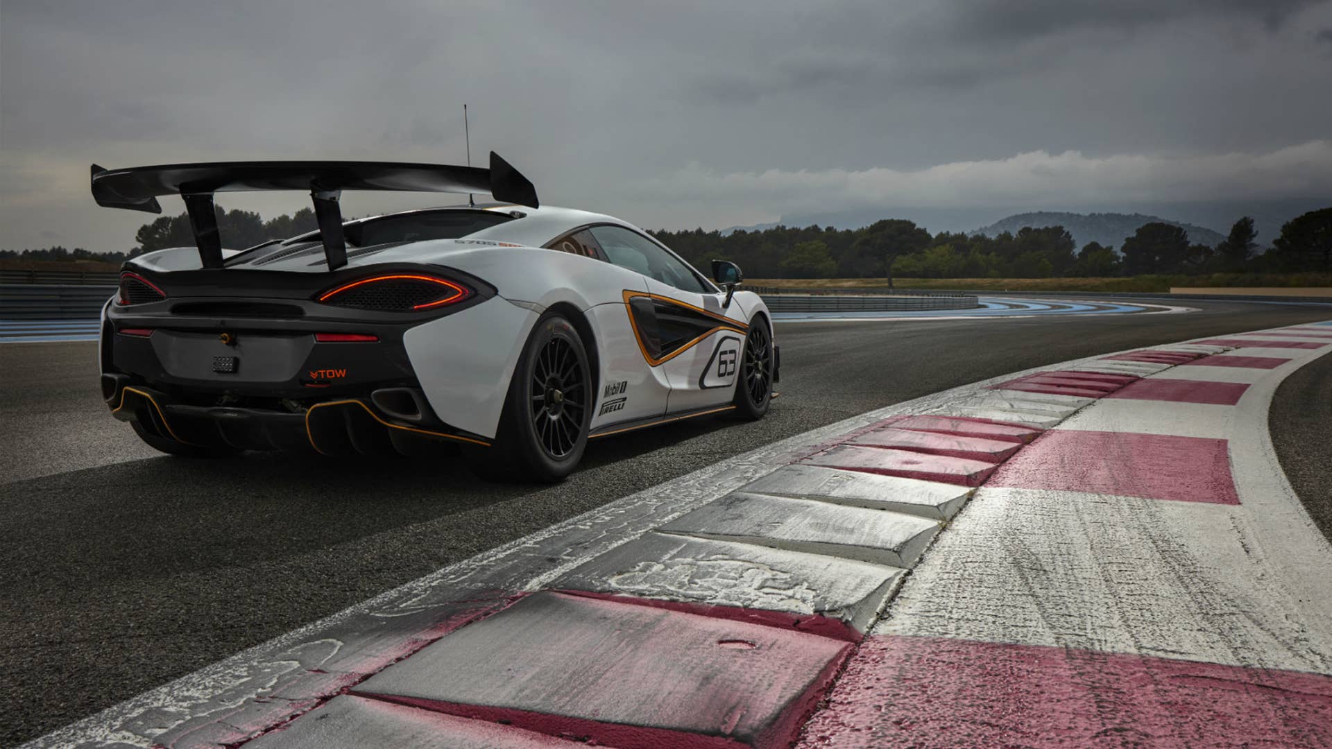 McLaren 570S Sprint static