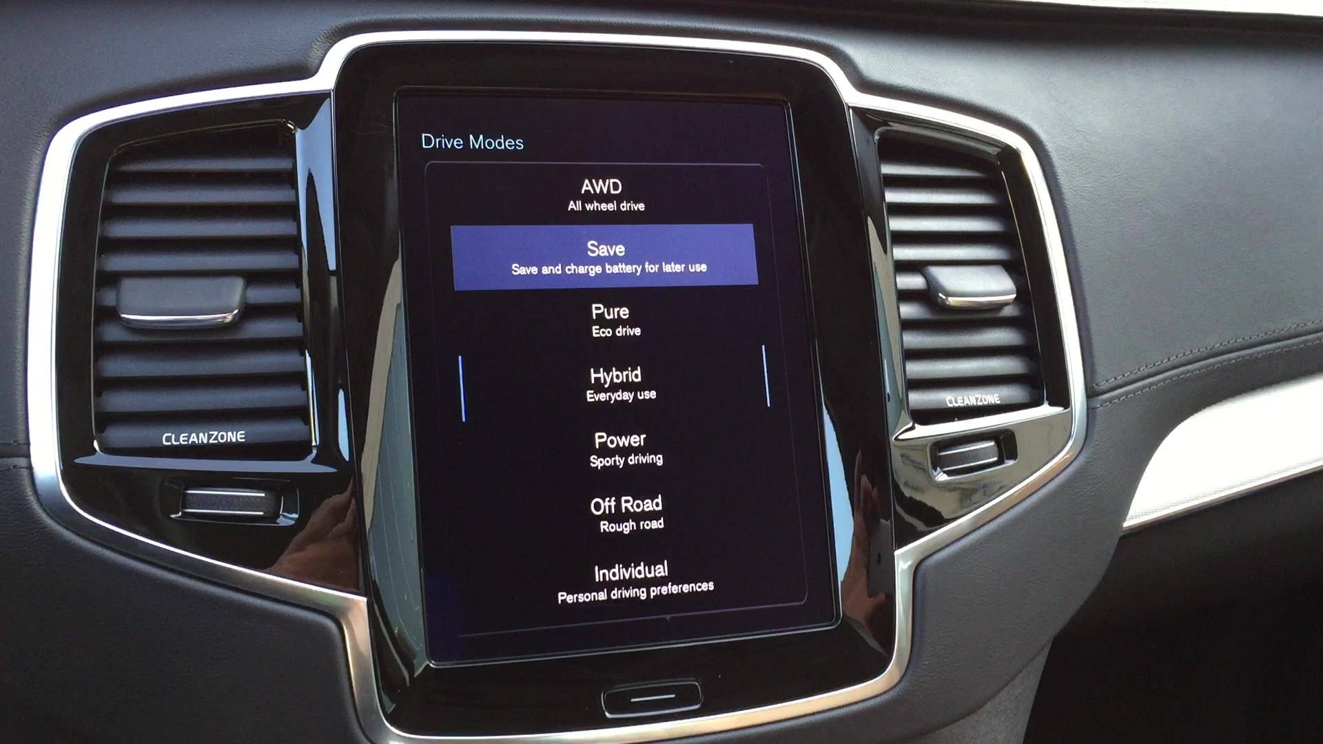 Senior editor Seyth Miersma gives you a closer look at the drive modes available on the 2016 Volvo XC90 T8.