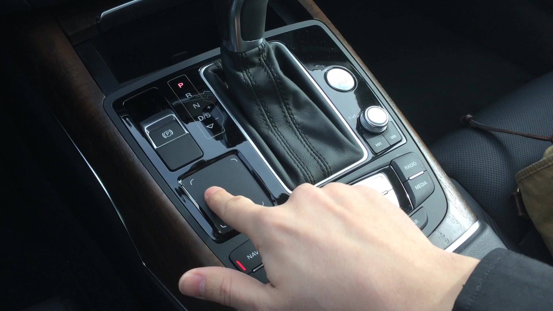 We demonstrate how to enter an address into the Audi MMI navigation system via the touchpad.