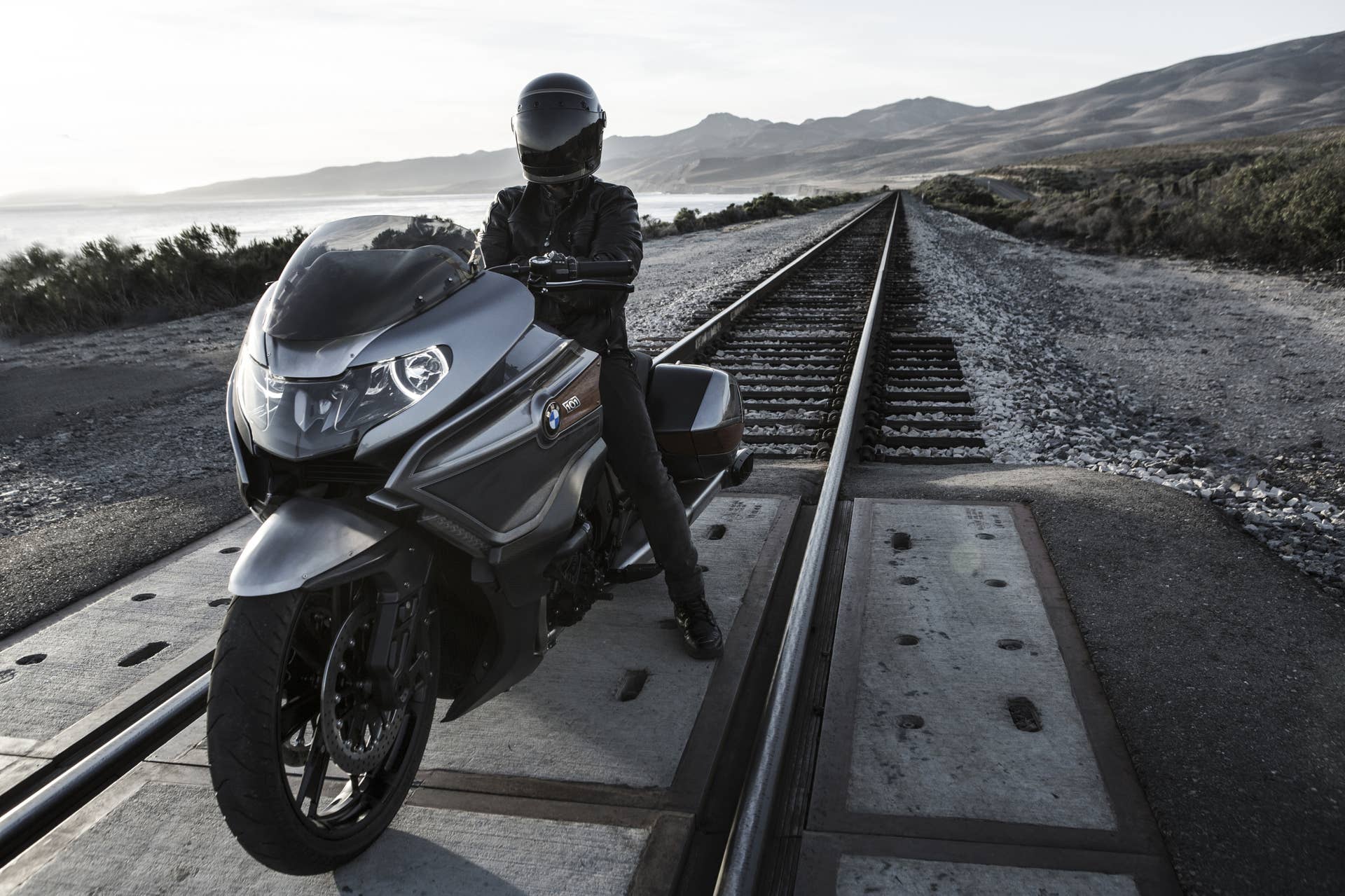BMW Motorrad Concept 101 tracks parked front 3/4