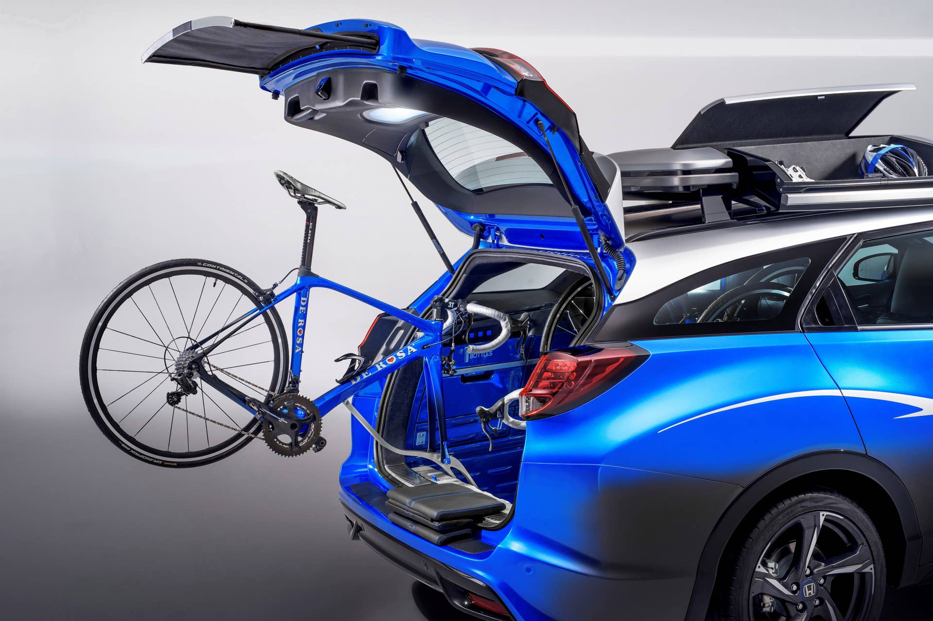 Honda Civic Tourer Active Life Concept tailgate bike