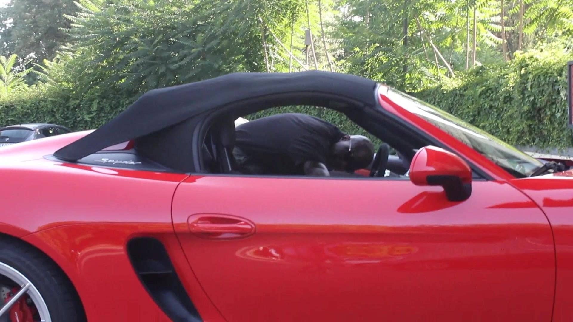Autoblog Editor Jonathon Ramsey describes the upgrades on the 2016 Porsche Boxster Spyder and demonstrates how to lower the manual roof.