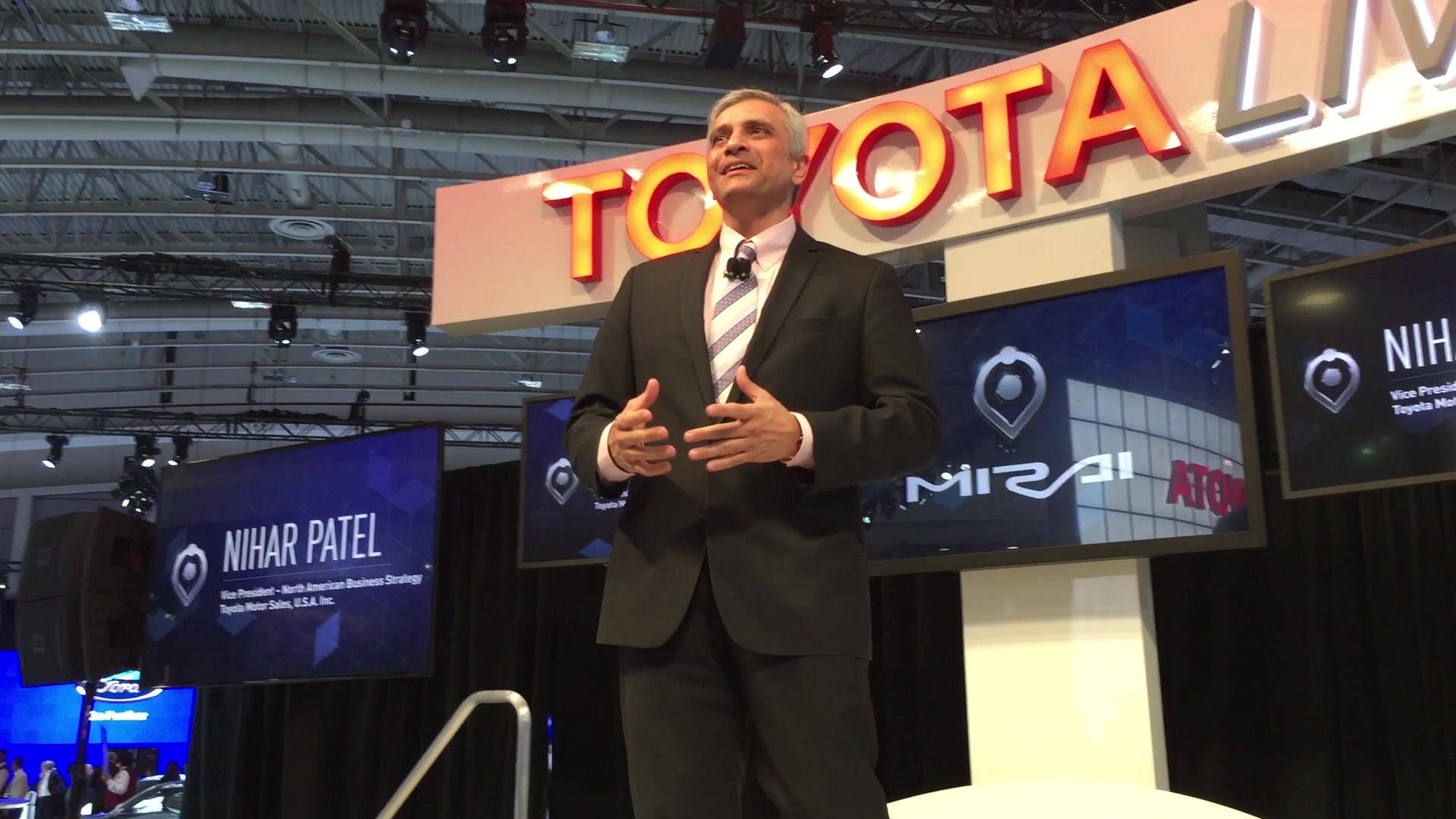 Toyota Calls for Federal Help to Sell Fuel Cells | 2015 DC Auto Show