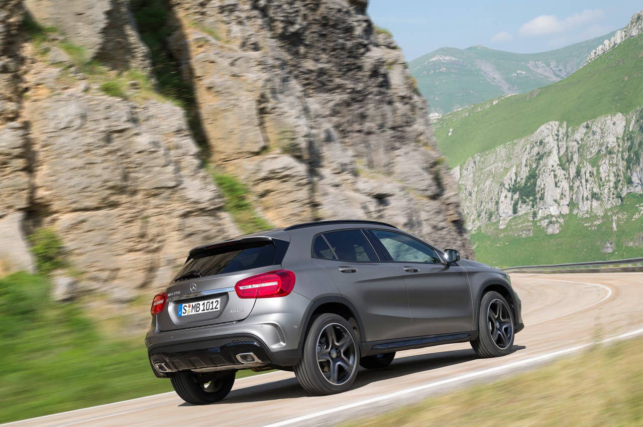 Mercedes-Benz GLA 250 4MATIC (X156) 2013, Lack: Designo Mountaingrau MAGNO, Ausstattung: AMG Line, AMG Exklusiv Paket, Leder Schwarz, Zierteil Aluminium
