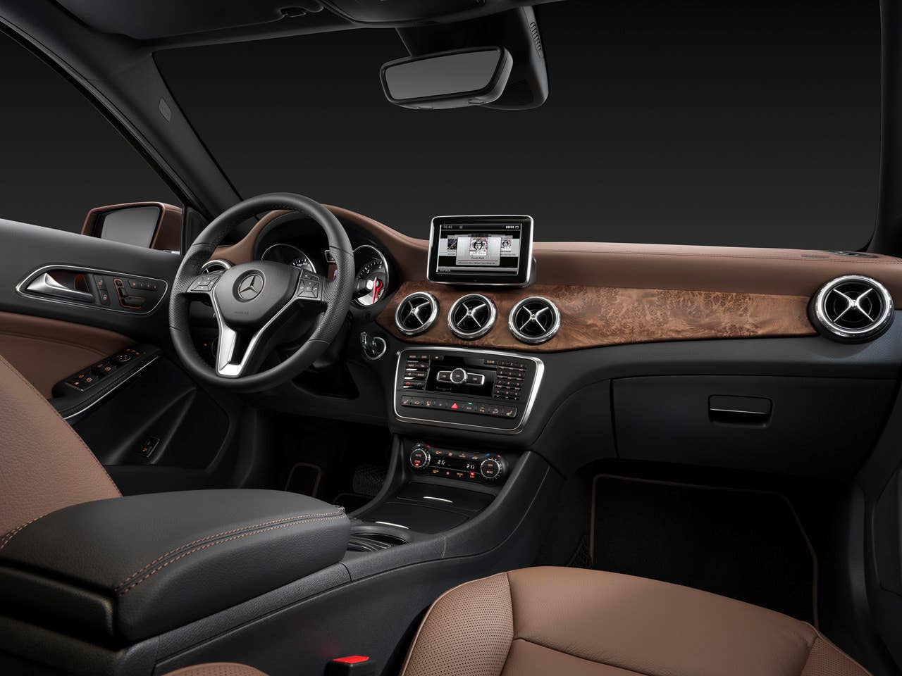 Mercedes-Benz GLA 220 CDI 4MATIC (X156) 2013, Lack: Orientbraun metallic, Ausstattung: Urban Line, Exklusiv Paket, Leder Nussbraun, Zierteil Wurzelnuss Braun Seidenmatt