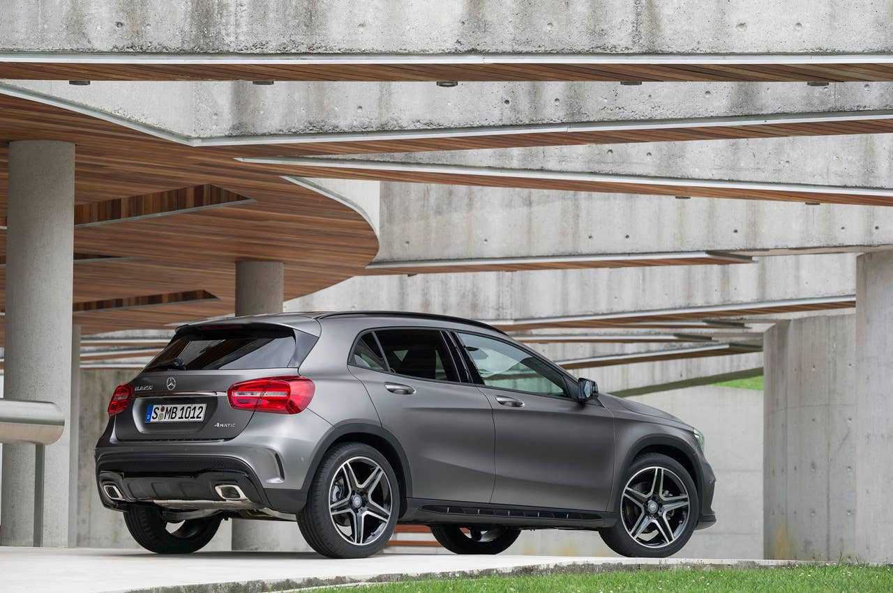 Mercedes-Benz GLA 250 4MATIC (X156) 2013, Lack: Designo Mountaingrau MAGNO, Ausstattung: AMG Line, AMG Exklusiv Paket, Leder Schwarz, Zierteil Aluminium